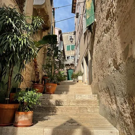 Yellow House 아파트 로비니