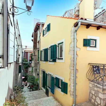 Apartment Yellow House *