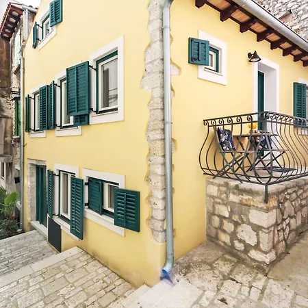 Yellow House Apartment *