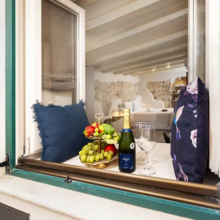 Yellow House Apartment *