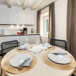 Apartman Yellow House *