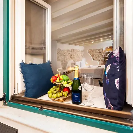 Yellow House Apartment *