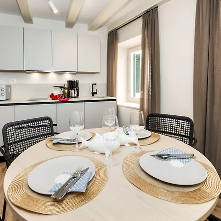 Apartment Yellow House *