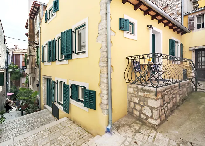 Yellow House Apartment *